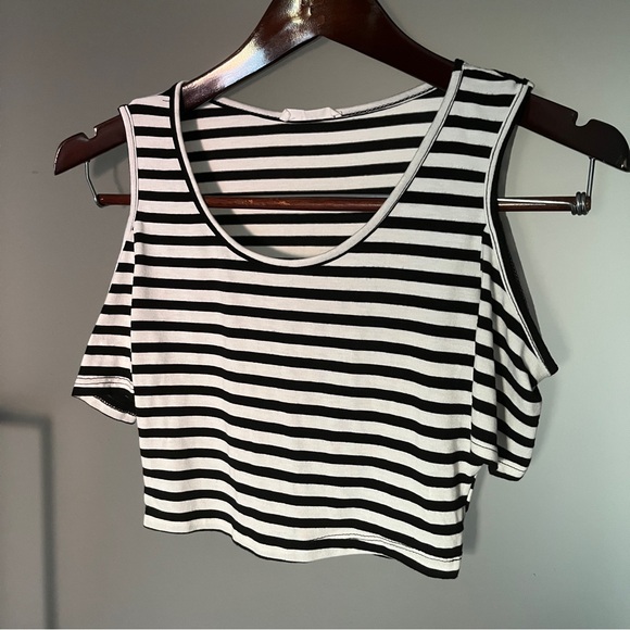 LUSH Shoulder cut out crop top - Picture 1 of 2